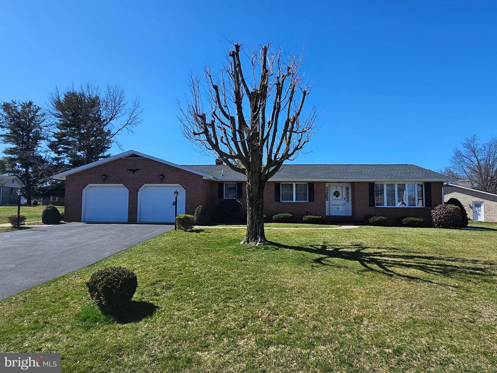Property photo #1 for 585 Meadowview Circle, Greencastle, PA 17225