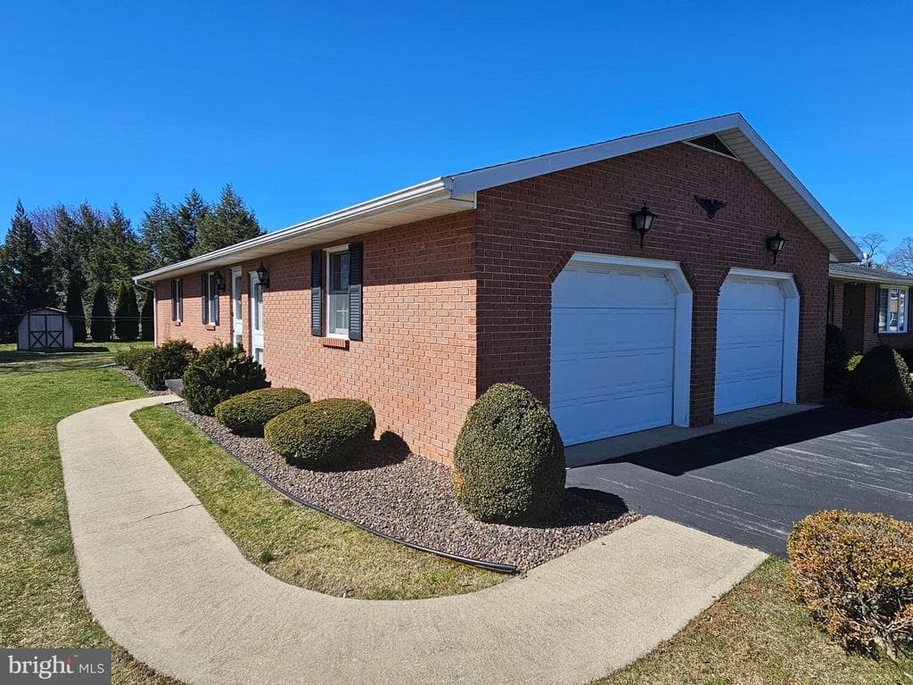 Property photo #19 for 585 Meadowview Circle, Greencastle, PA 17225
