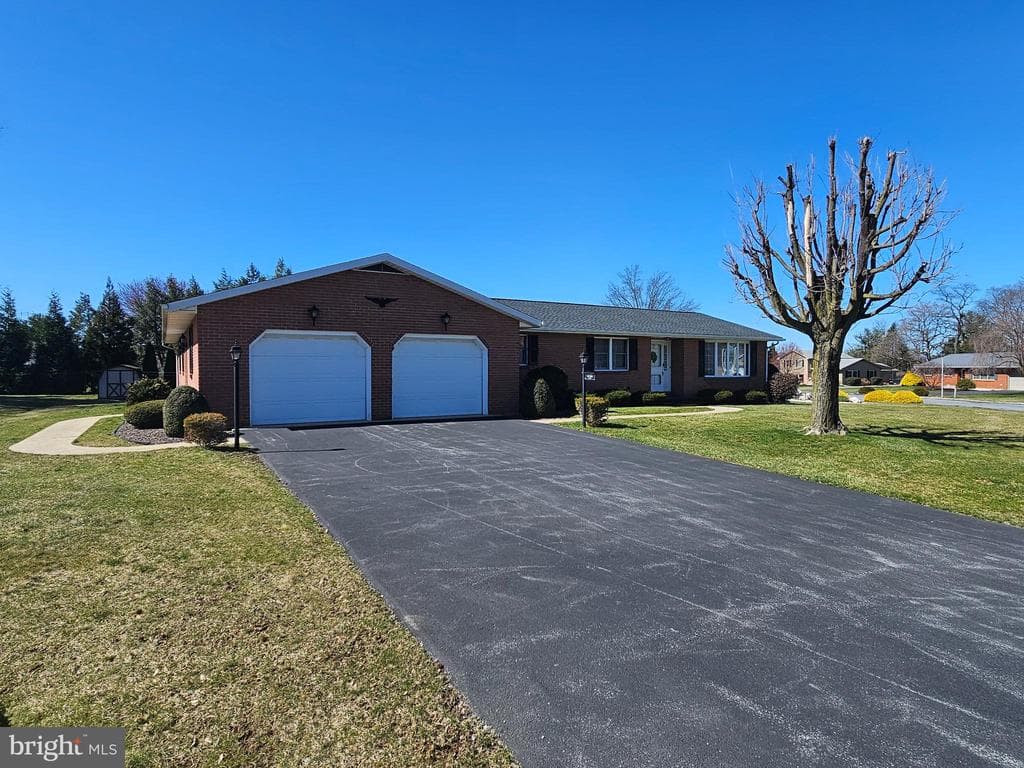 Property photo #2 for 585 Meadowview Circle, Greencastle, PA 17225