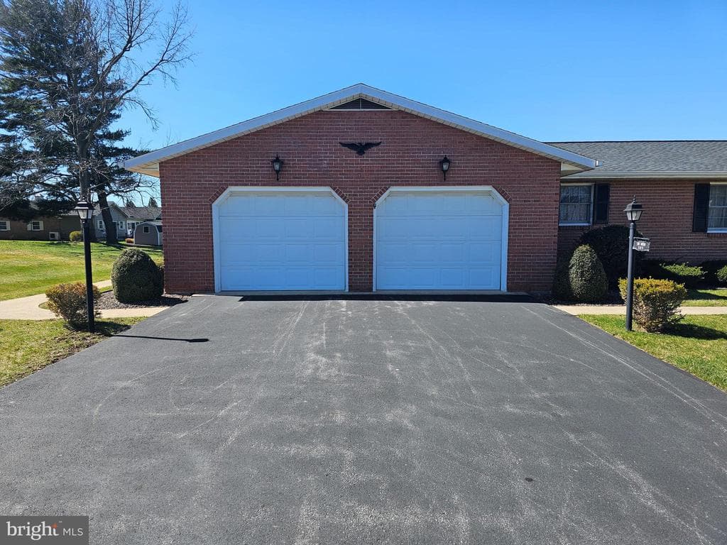585 Meadowview Circle, Greencastle, PA 17225