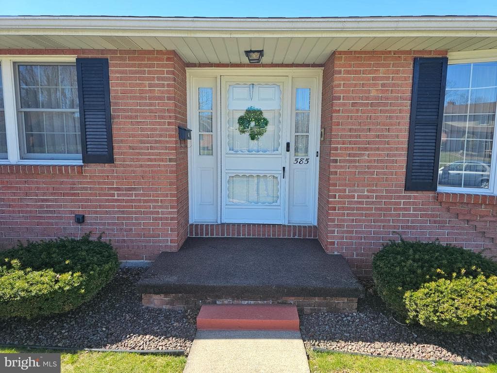 Property photo #6 for 585 Meadowview Circle, Greencastle, PA 17225