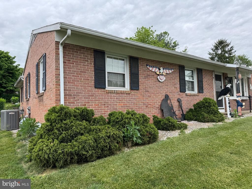 Property photo #3 for 10910 Rosewood Dr, Hagerstown, MD 21740