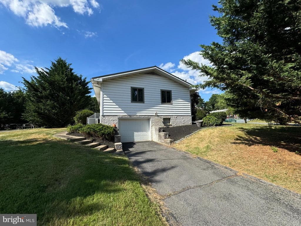 Property photo #9 for 13902 Blue Mountain Dr, Maugansville, MD 21767