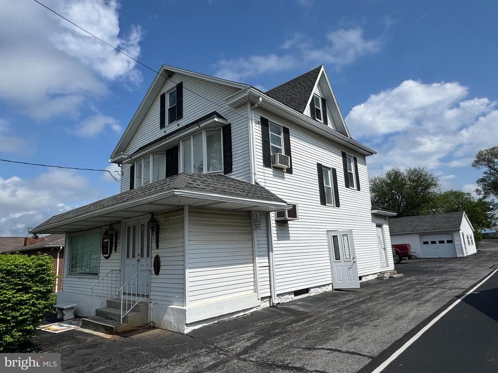 Property photo #4 for 239 York Rd, Carlisle, PA 17013