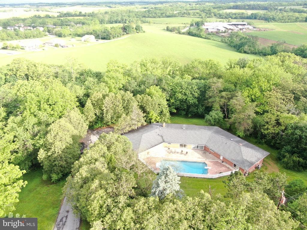 Property photo #2 for 25 Sheffield Drive, Chambersburg, PA 17201