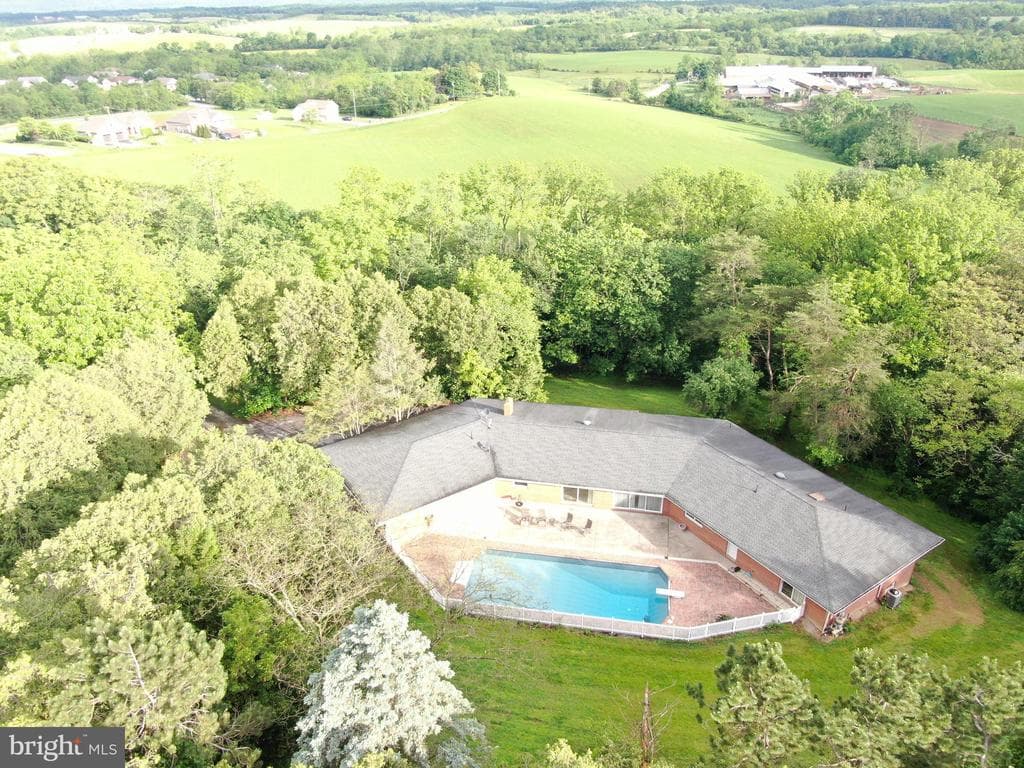 Property photo #3 for 25 Sheffield Drive, Chambersburg, PA 17201