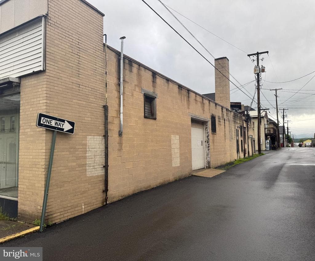 Property photo #10 for 31 W Shirley St, Mount Union, PA 17066