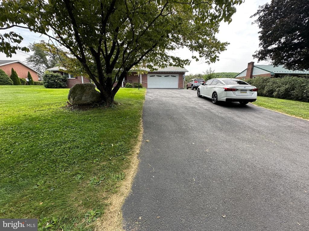 Property photo #2 for 594 Shadyside Drive, Chambersburg, PA 17202
