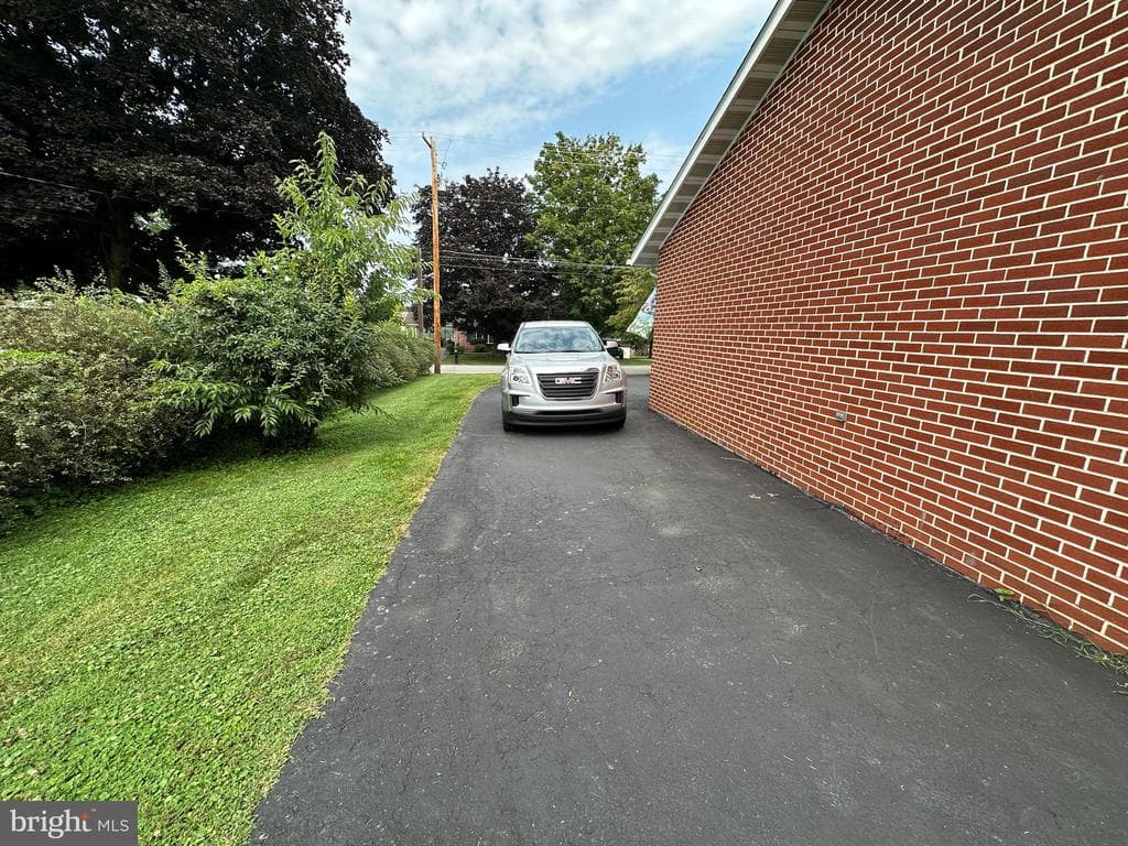 Property photo #8 for 594 Shadyside Drive, Chambersburg, PA 17202