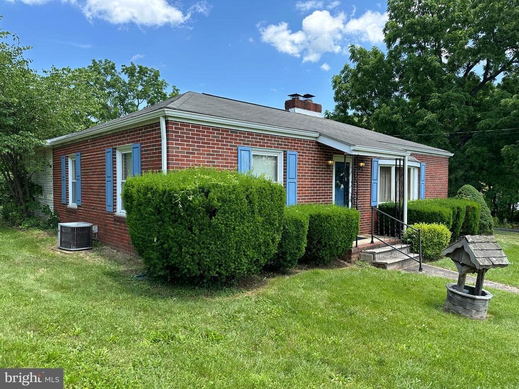 Property photo #2 for 7819 Mentzer Gap Rd, Waynesboro, PA 17268