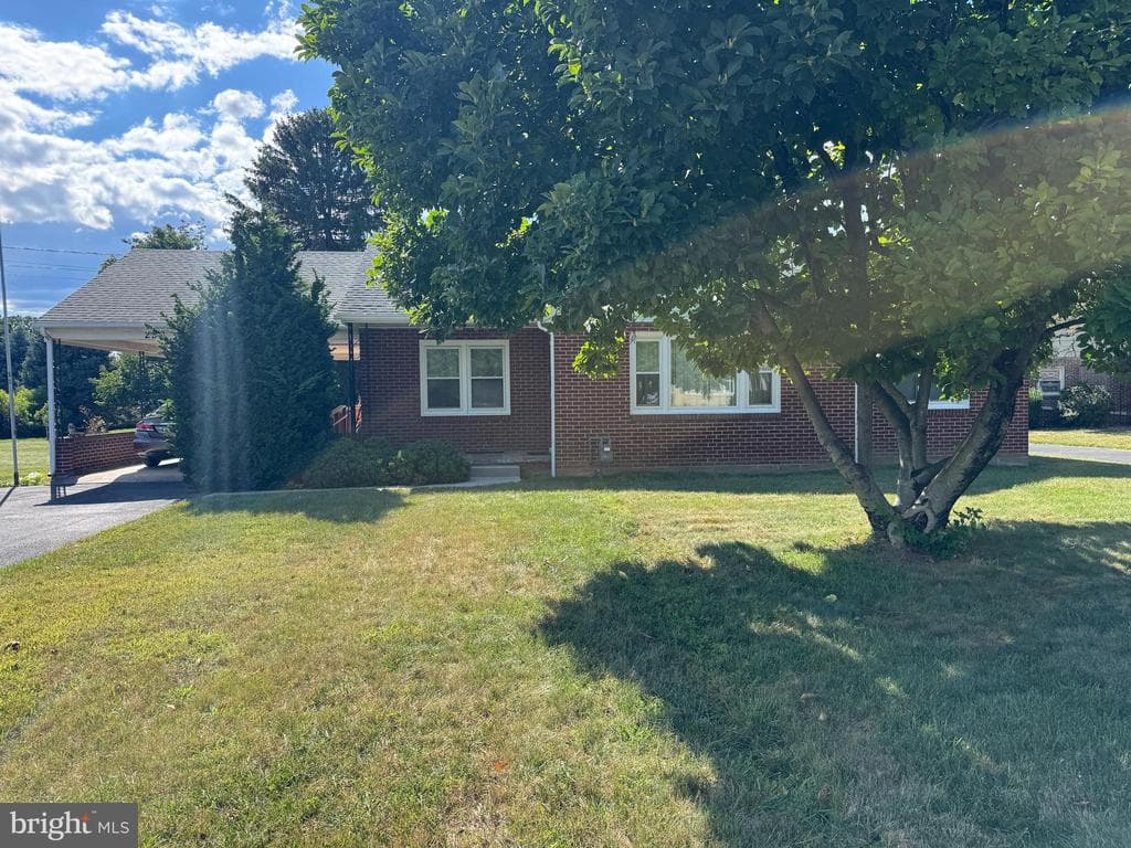 Property photo #2 for 239 Orchard Circle, Greencastle, PA 17225